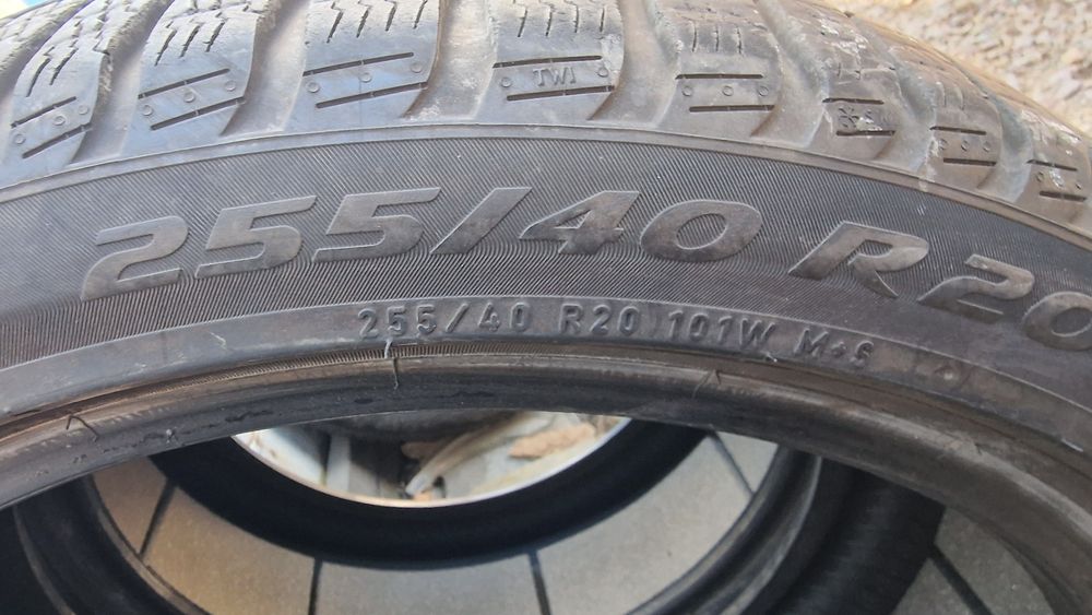 Anvelope 255/40R20 marca Pirelli, M +S,DOT 2021,6.5 mm