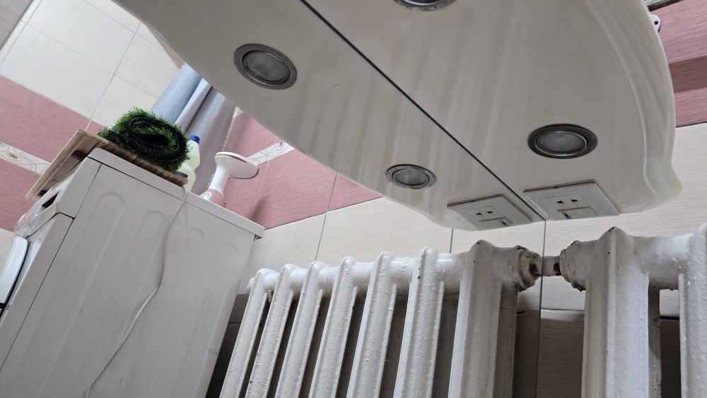 Продам полочку в ванну. На дачу может