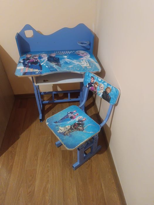 Парта со стулом.