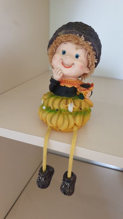 Статуэтка с висящими ножками банан