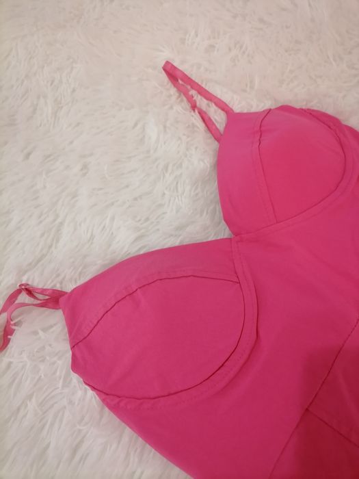 Розова рокля с вградени подплънки