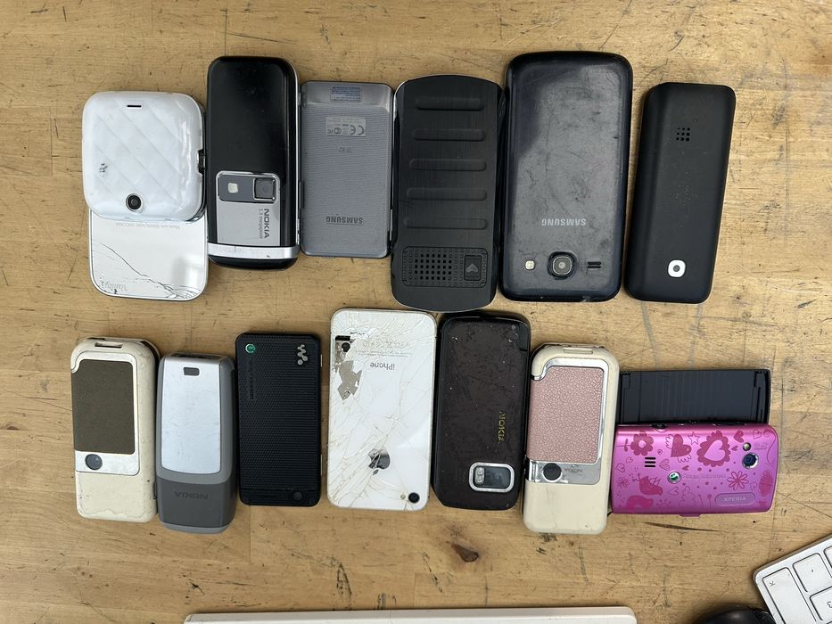 Vand un lot de telefoane unele nefunctionale