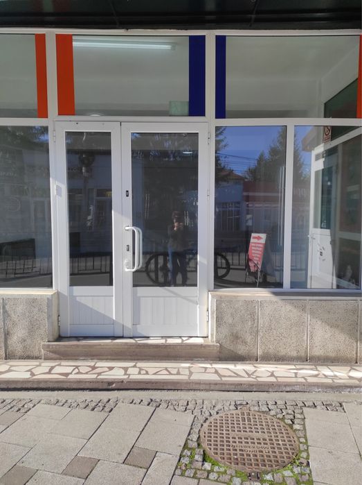 Închiriez spațiu comercial la intrarea în Piața Centrală