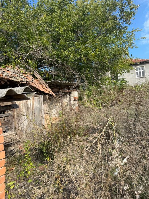 Двуетажна къща с голям двор и красива гледка