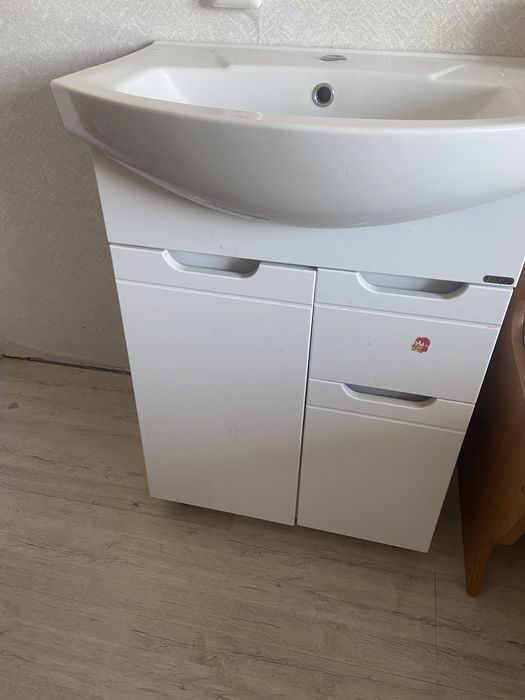 Продам раковину с тумбой