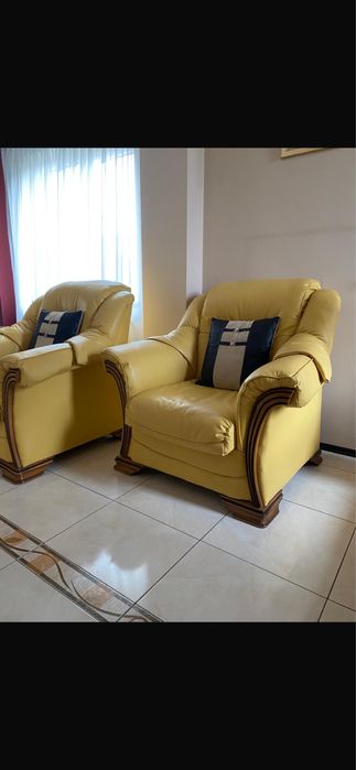 Vand set canapea+ doua fotolii si masa din lemn masiv