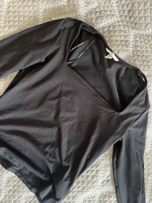 черный базовый лонгслив с вырезом