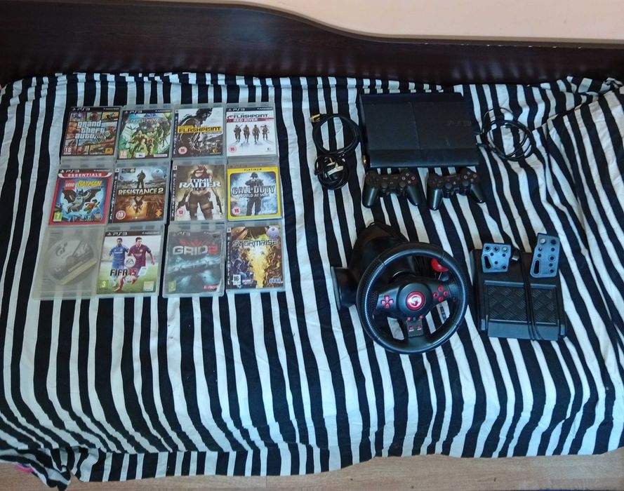 Комплект игрална конзола Ps3 Super Slim 500 gb, волан с педали и 12 игри