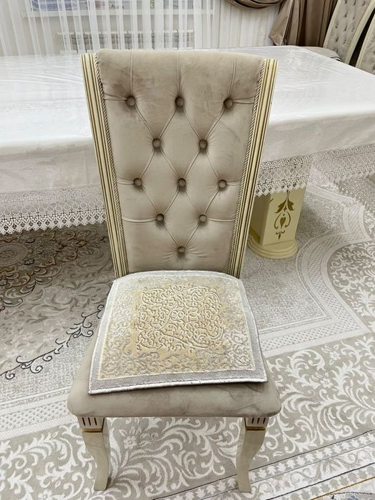 Стол с 14 стулями