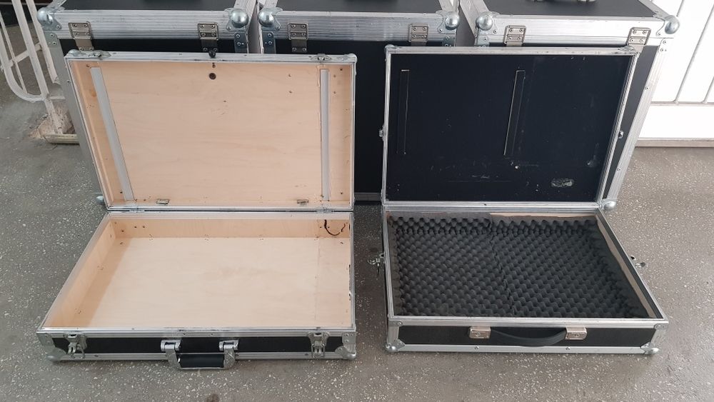 Valiza casse scule cabluri consola mixer microfon drona laptop lumini