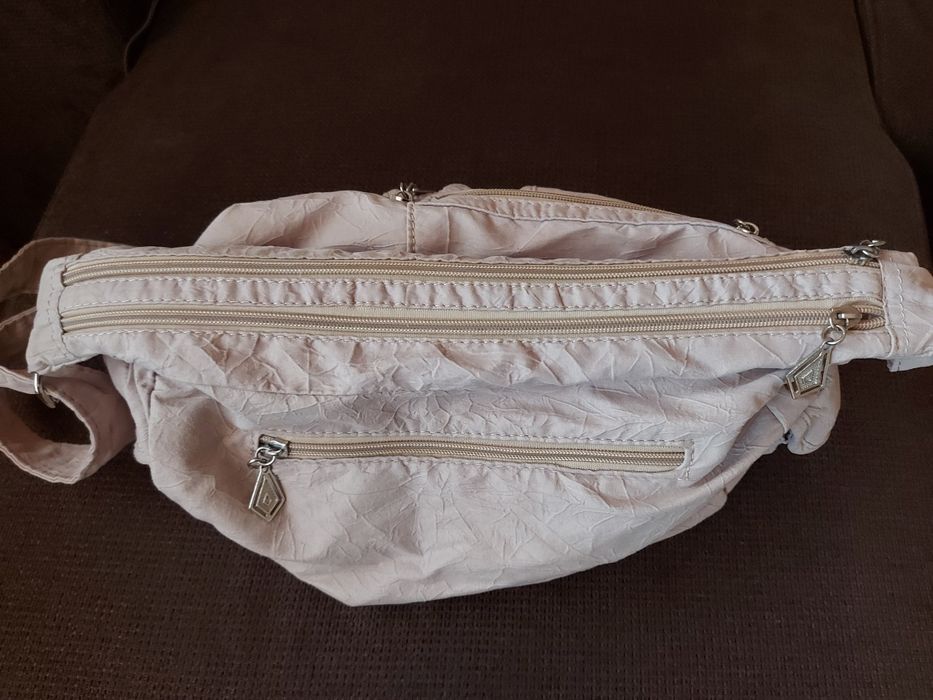 Дамска чанта  в бежов цвят.