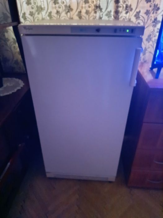 Vând congelator cu 5 seltate