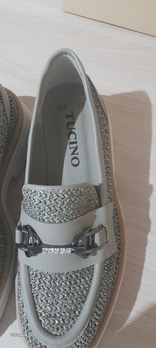 Продаётся женская обувь.