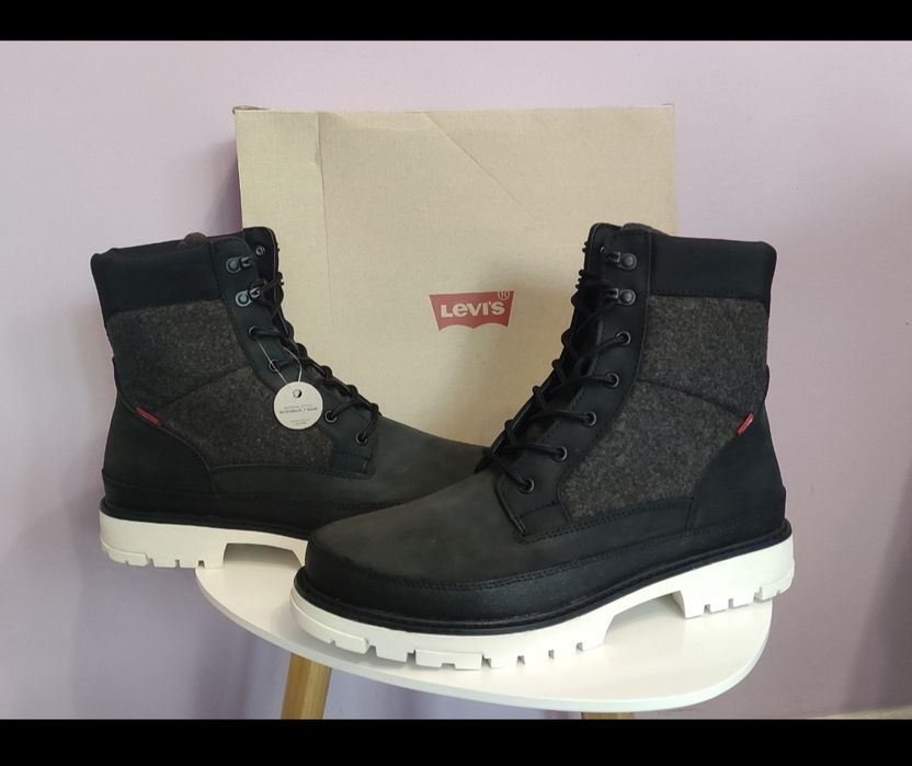 Нови мъжки боти с набук 46 номер Levi's