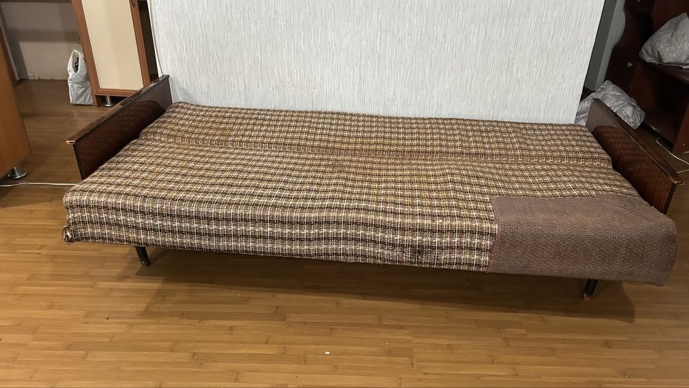 Тумба под телевизор и диван.