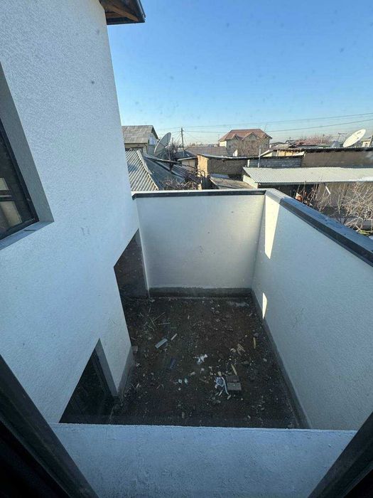 Oq uy махалласида 2,1 сотихлик 3 каватли 230 квадратлик оппок хонадон