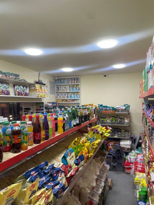 Stilaj xoladilnik va boshqa magazin jihozlari sotiladi.