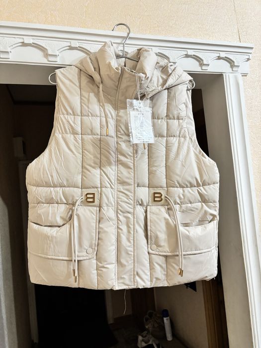 Безрукавка бежевая