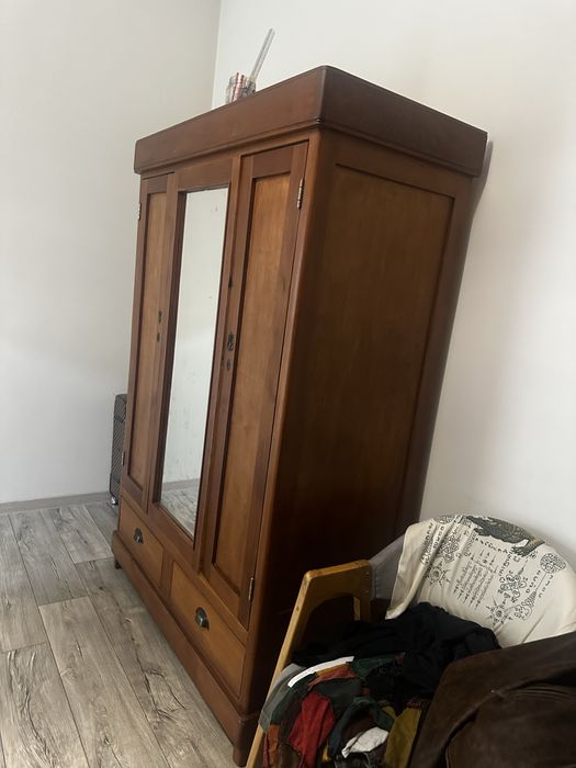 Продам старинный шкаф из дерева