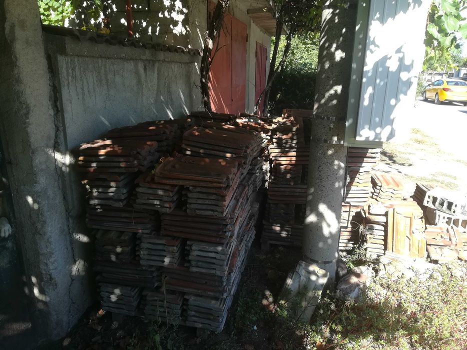 Продавам стари керемиди.