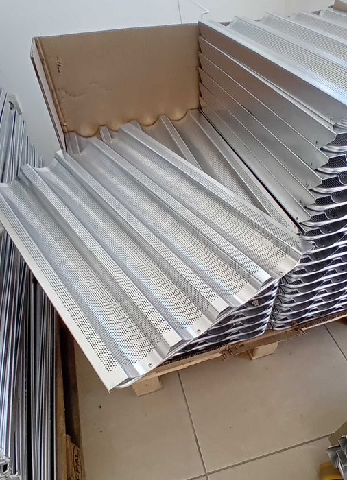 Алуминиеви тави за багети 60х40см, 4 канала, с перфорация