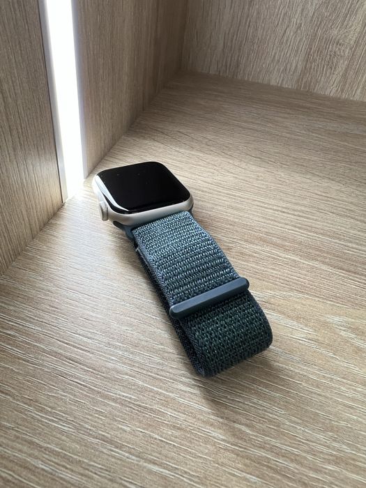 Смарт-часы Apple Watch SE GPS  40 мм бежевый-зеленый