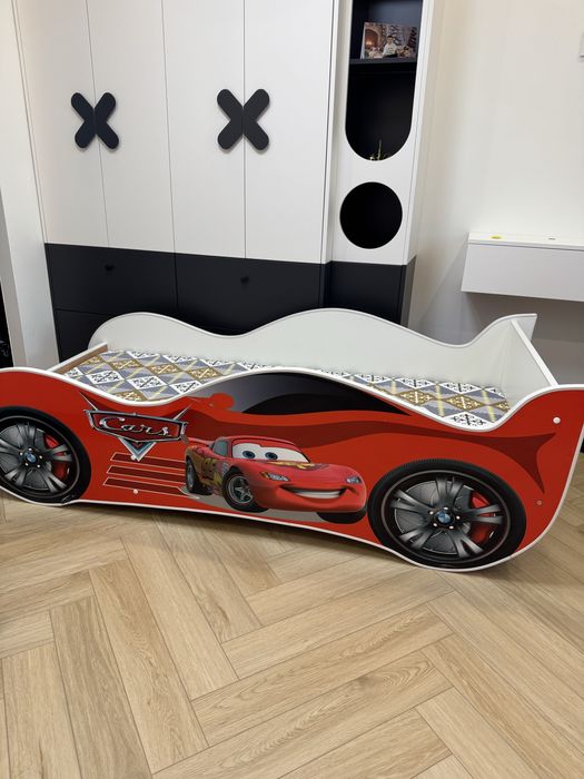 Кровать детская-машинка.