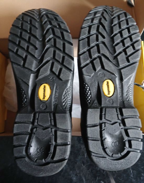 Нови работни обувки, номер 44