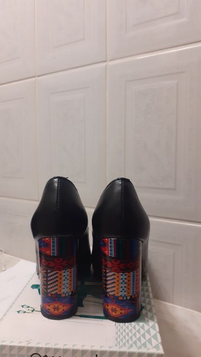 Vand  pantofi  negri  de  piele nat.mar.38 stiletto