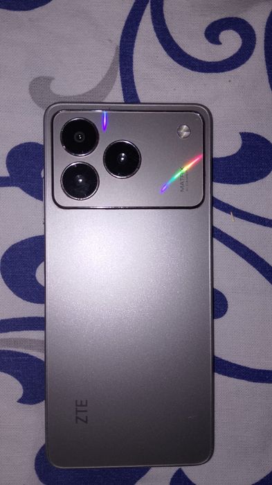 ZTE blade a76 128гб держал один месяц