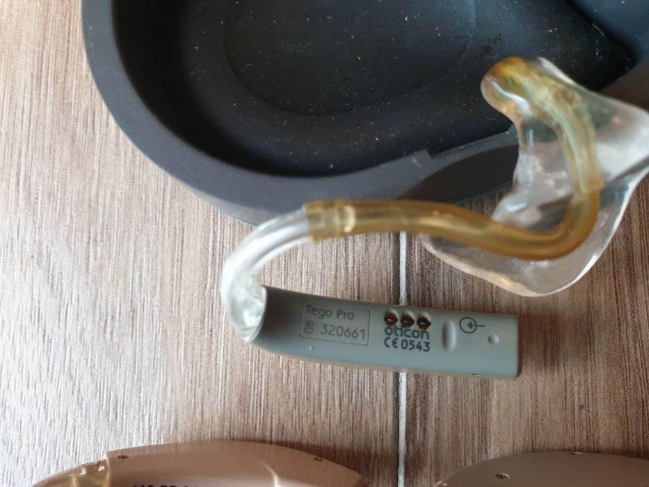 2 x aparate auditive defecte, pt reparatie sau piese + carcasa
