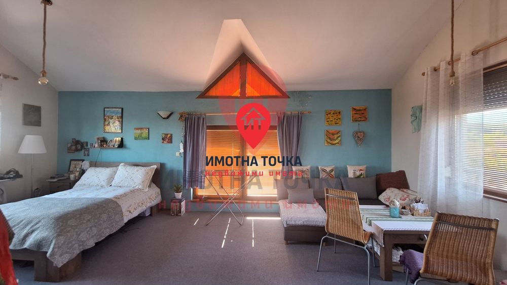 Масивна къща в Долнослав