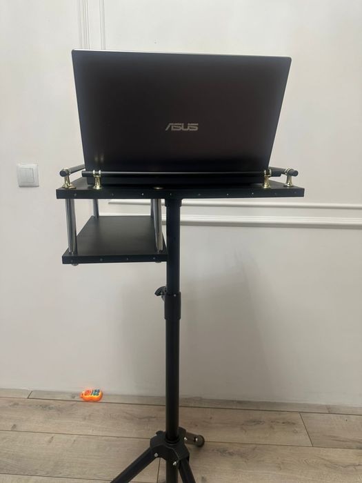 Стойка под ноутбук для музыкантов