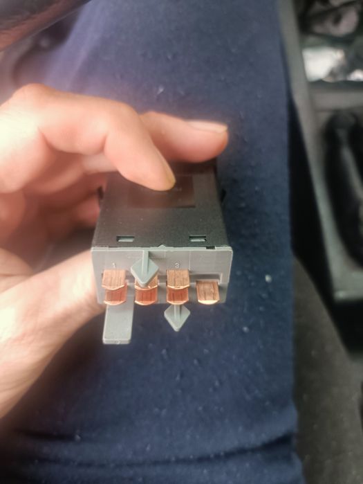 Бутон за аварийни светлини