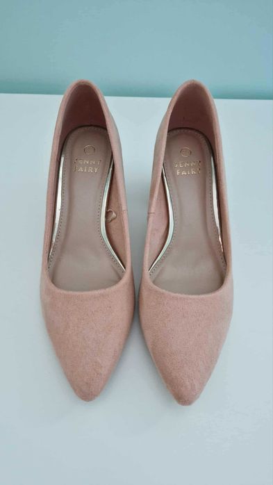 Обувки цвят праскова със златен кант