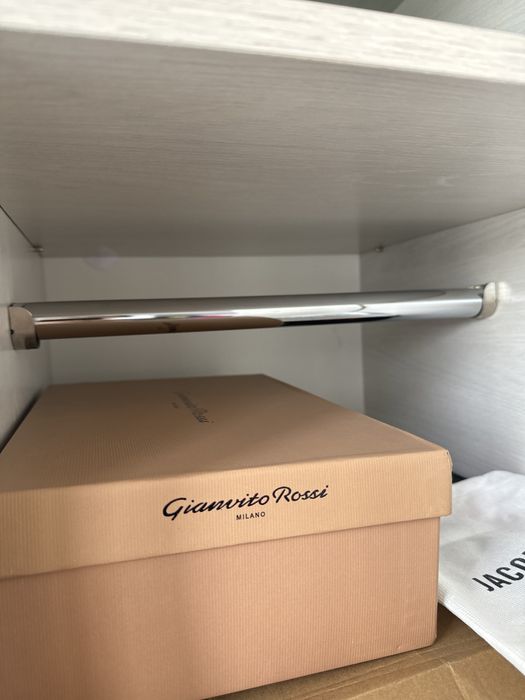 Срочно продам два одинаковых шкафа!