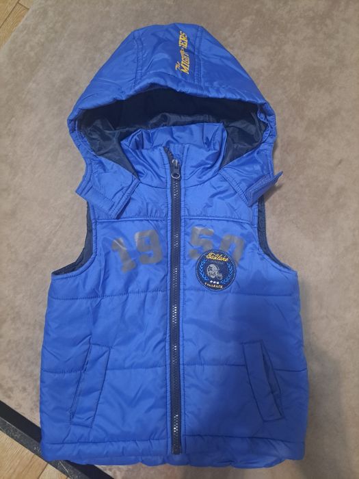 Продам ветровку,безрукавку.