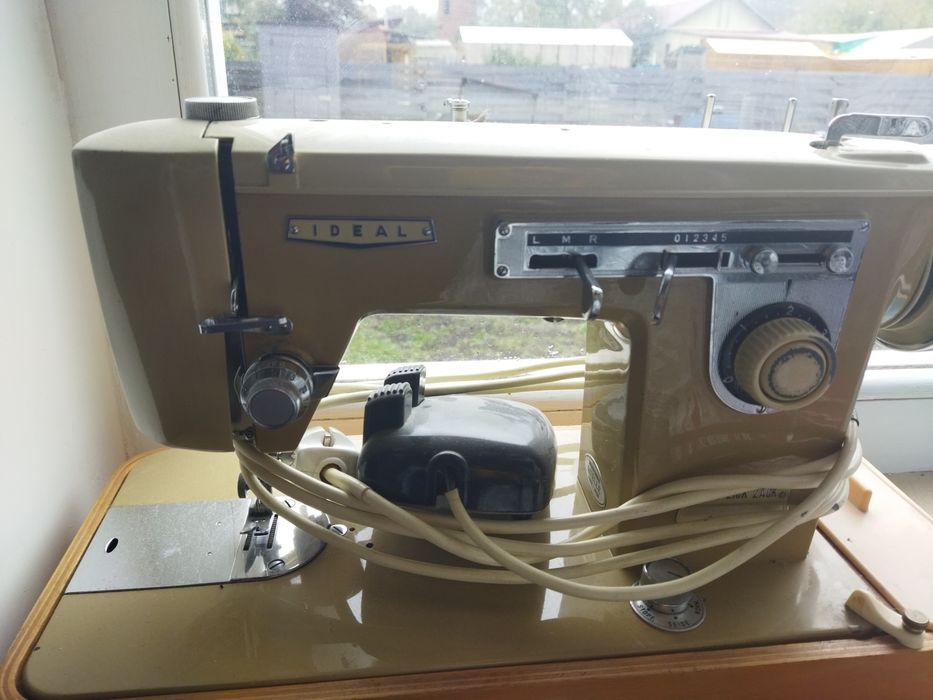 Продам швейную машинку