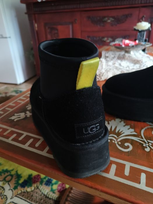 Продавам ботуши оригинални UGG