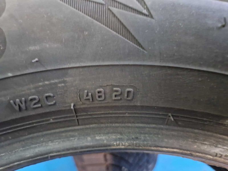 2 Bridgestone R17 215/65
зимни гуми DOT4820