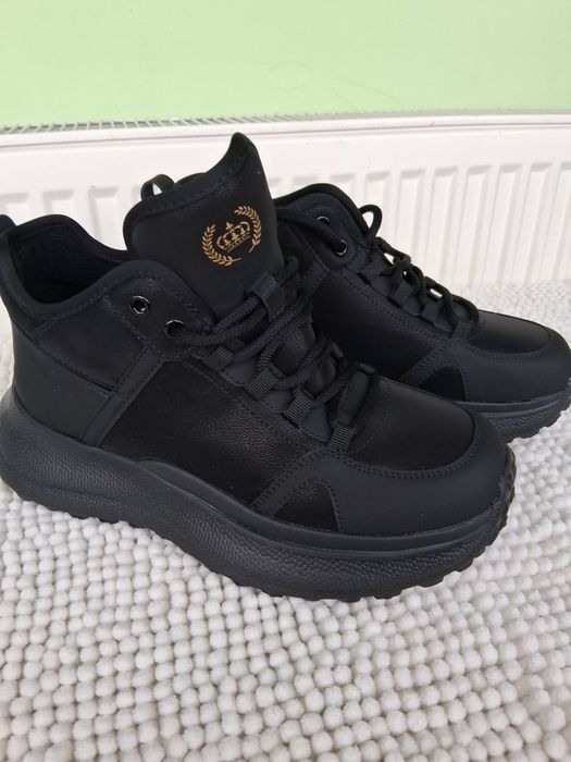 Vând, ghete noi ușoare îmblănite și pe talpă mărimea 39 ,24,5cm.