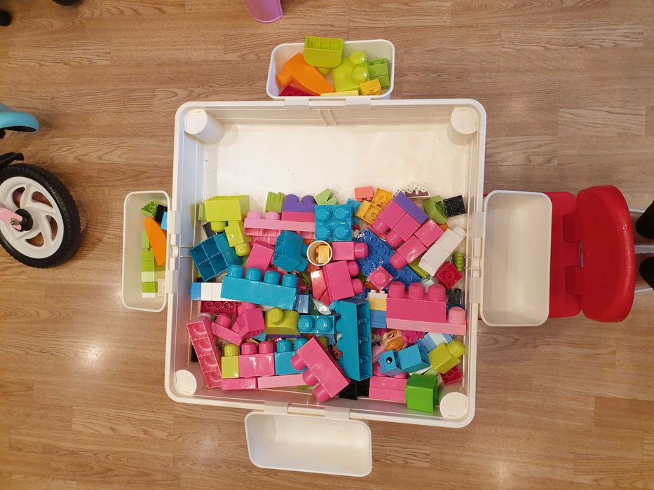 Masuta cu scaun si piese Lego pentru fetite sau băieți ieftină
