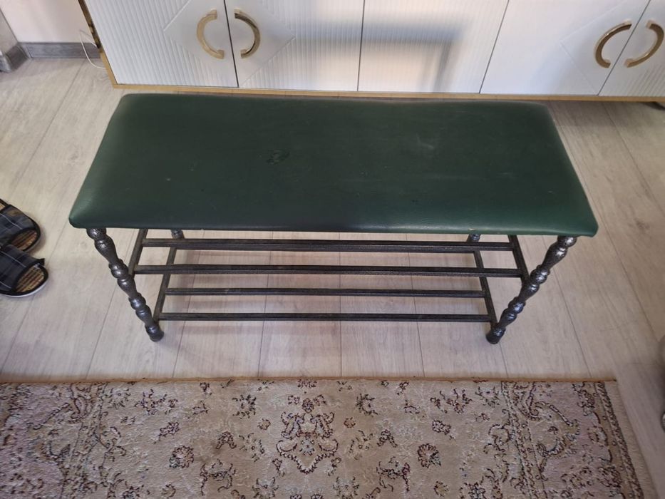 Холодильник, табуретка