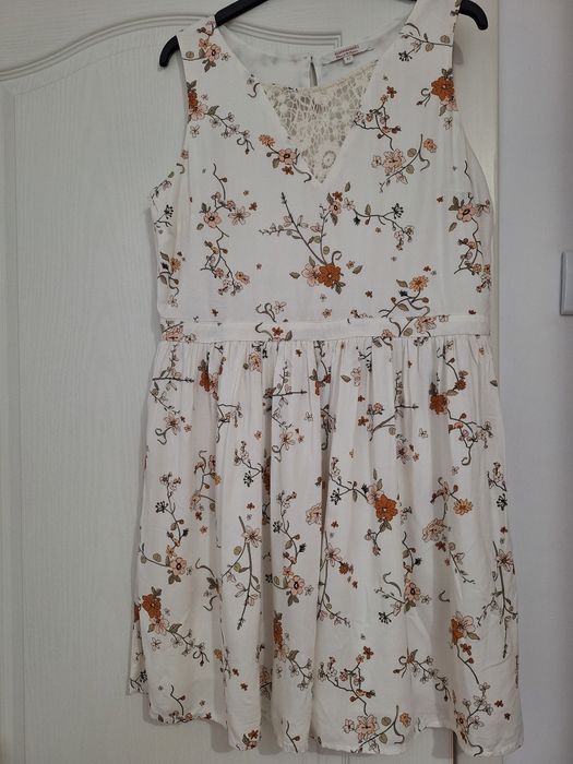 Rochie cu imprimeu floral si dantela