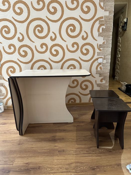 Продаётся кухонный стол и два стула