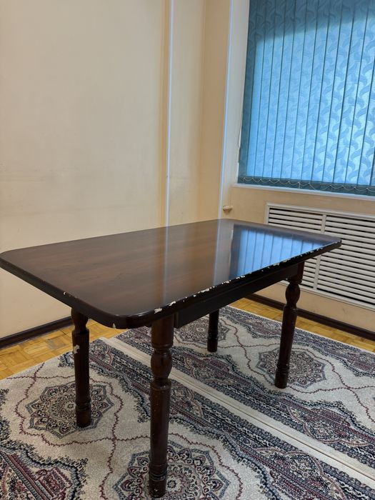 Стол из дерева. Прочный.