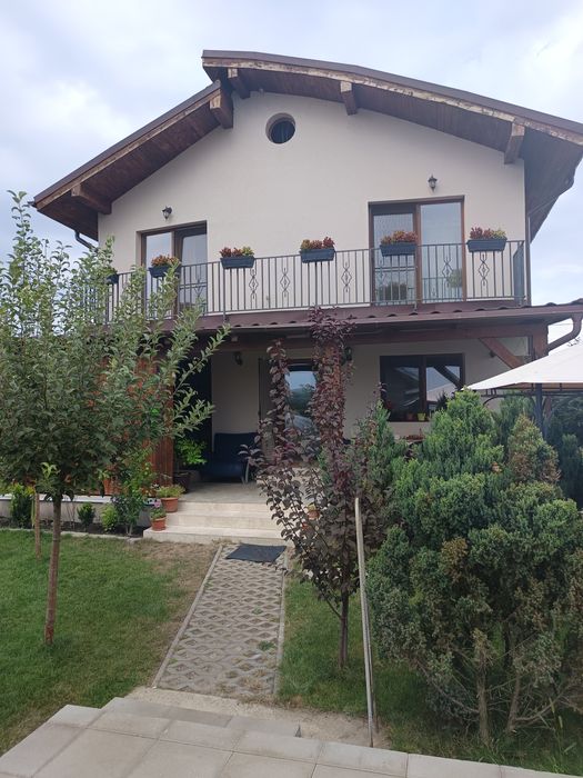 Vând casă unifamilială 235 mp desfasurati ,180  mp utili