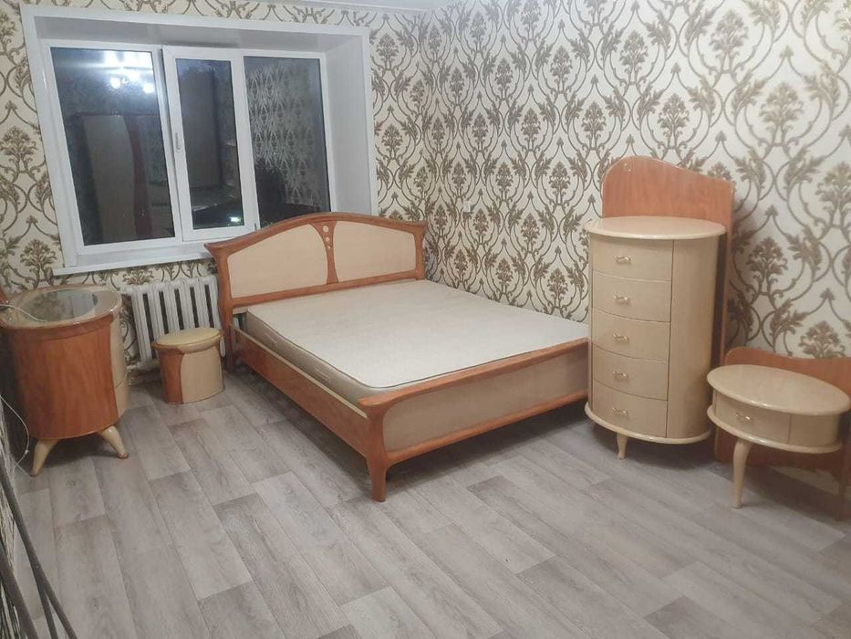 Продам спальный гарнитур (кровать, шкаф, комод, тумба, трюмо)