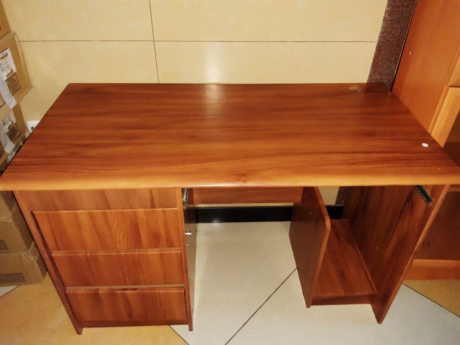 Продам письменный стол, универсальный.