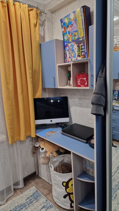 Продам стол с навесным шкафом